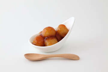 お皿にのせた みたらし団子 だんご 和菓子 白背景