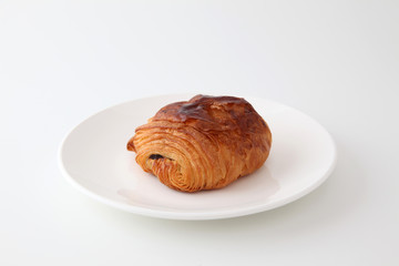 お皿にのせたフランスのチョコレートパン パン オ ショコラ 白背景