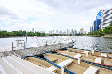 Obraz premium Boats on lake in the city