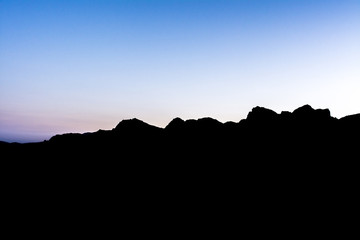 Obraz premium Mountain range silhouette at sunrise 