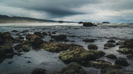 Fototapeta na wymiar Beach boulders on a cloudy day.