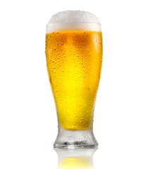 Deurstickers Bier Bier. Glas koud bier met waterdruppels. Ambachtelijk bier geïsoleerd op witte achtergrond