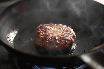 フライパンで焼いてイルハンバーグ