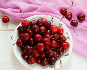 Obraz na płótnie Canvas Fresh cherry on a white plate