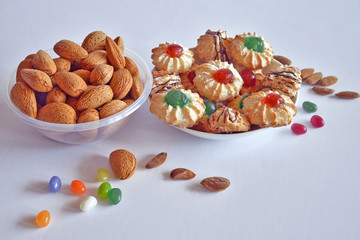 biscotti siciliani fatti con pasta di mandorle e guarniti con frutta candita - 162066659
