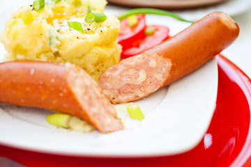 Käsekrainer mit Kartoffelpüree und Lauchzwiebel