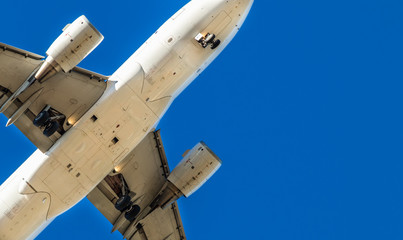 Obraz premium Fundo com avião e céu azul.