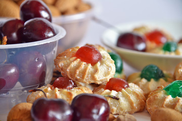 biscotti siciliani fatti con pasta di mandorle e guarniti con frutta candita