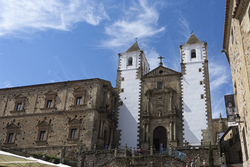 Fototapeta na wymiar paseo por las hermosas calles de la ciudad medieval de Cáceres en Extremadura, España