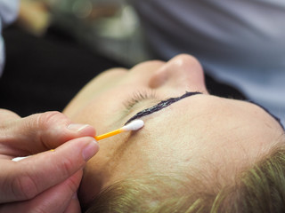 The procedure for colouring of eyebrows in the beauty salon