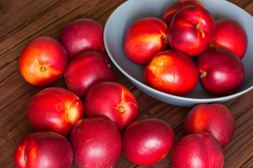 Nectarines of the wooden table