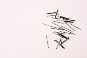 Nägel aus Metall auf weissem Hintergrund isoliert