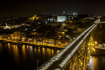 Fototapeta na wymiar Vista nocturna do Porto
