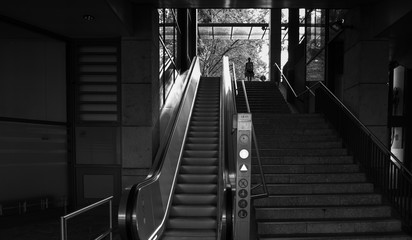 Eine Unbekannte wartet oberhalb der Treppe