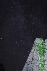 Ciel étoilé et bâtiment