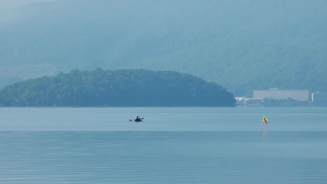 朝の湖　二人乗りのカヤック