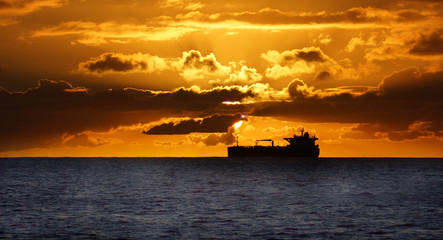 Obraz premium Oil Tanker at Sunset, Hawaii
