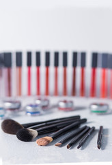 Naklejka premium professional cosmetics, eye shadow brush, lipstick on the back white background, eye shadow, close-up