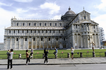 Obraz premium Young tourists posing in front of the cathedral in Pisa, Italy