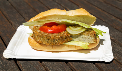 Fischbrötchen mit hausgemachter Fischfrikadelle, Spezialität in Norddeutschland