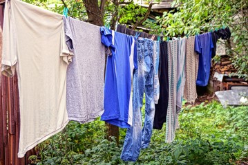 одежда и бельё сохнет после стирки во дворе