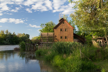 Fototapeta na wymiar wooden house near the river
