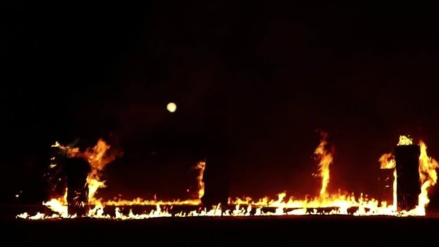 Totems de feu avec la lune - Pyrosculptures et sculptures sur bois &agrave; la tron&ccedil;onneuse - Spectacle et B&ucirc;cher de sorci&egrave;res en slowmotion