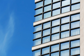 Obraz premium Modern skyscraper with tinted windows