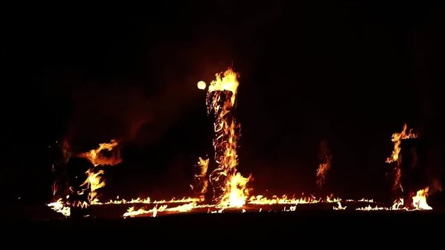 Totem de feu avec la lune - Pyrosculptures et sculptures sur bois &agrave; la tron&ccedil;onneuse - C&eacute;r&eacute;monie avec Feu de sorci&egrave;res en slowmotion