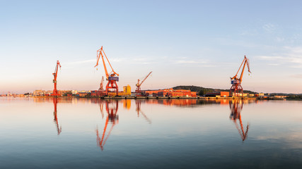 Old shipyard cranes in gothenburg from its shipyard epok. - obrazy, fototapety, plakaty