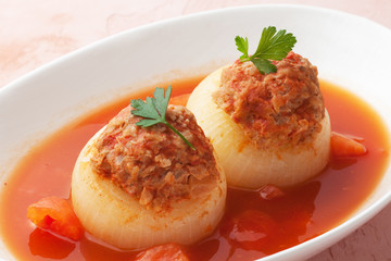 たまねぎの肉詰料理　トマトソース煮
