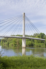 Fototapeta na wymiar Hängebrücke für Fußgängerüber einen Donauarm bei Bad Abbach
