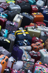 大量のスーツケース
