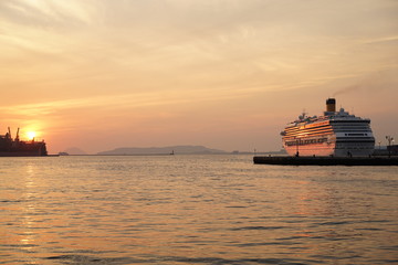 Fototapeta premium 博多埠頭フェリーミナル 夕暮れ時