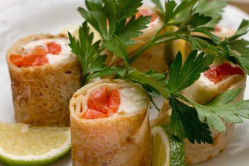 Рулеты с семгой и мягким сыром.