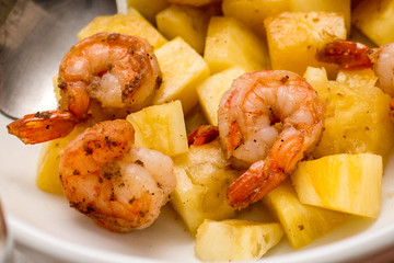 Креветки жареные с ананасами и специями.
