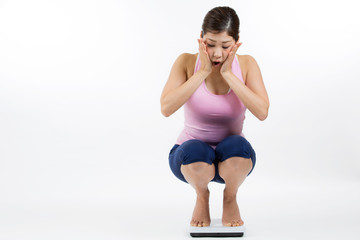 Fototapeta na wymiar 体重をはかる女性