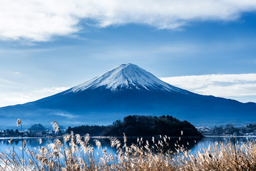 Obrazy na Szkle  Góra Fuji z błękitnym niebem, krajobraz w Japonii