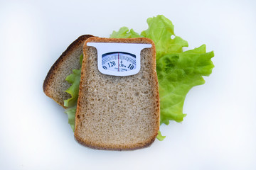 Мнимое взвешивание из ломтик хлеба, изолированных на белом фоне. Концепция диеты для здорового питания и веса