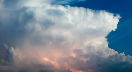 Wolke mit orangener Gewitterladung