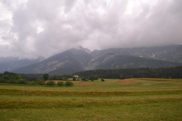 Berglandschaft mit Feldern und Wolken