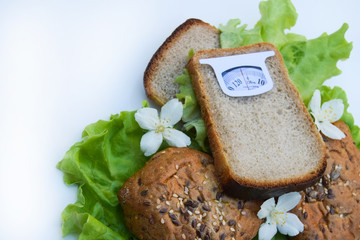 Мнимое взвешивание из ломтик хлеба, изолированных на белом фоне. Концепция диеты для здорового питания и веса