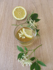 Limonade mit frischen Holunderblüten und Zitrone