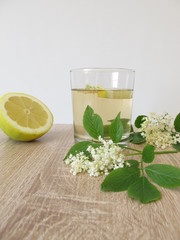 Limonade mit frischen Holunderblüten und Zitrone