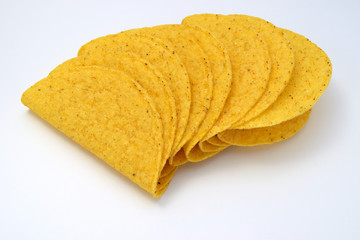 メキシコ料理のタコスの材料　タコシェル　白背景　コピースペースあり　Mexican tacos ingredients, taco shells, white background, copy space available