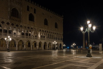 Fototapeta na wymiar Doge's Palace by night