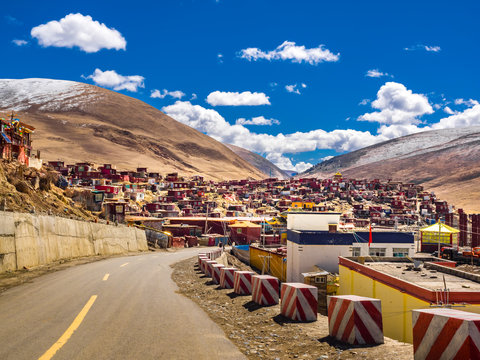 Shacks for buddhist monks and nuns at tibetan Yarchen Gar Monastery