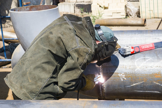 Manual-arc welding of the pipeline
