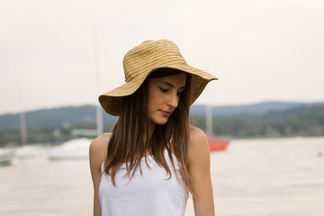 Fototapeta na wymiar Primo piano di giovane donna con il cappello