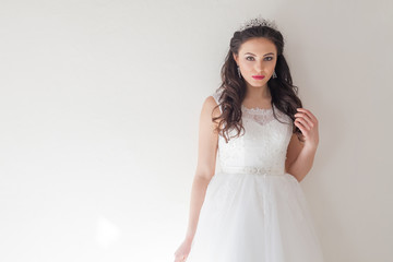 Fototapeta na wymiar bride in white wedding dress in a roomf wedding